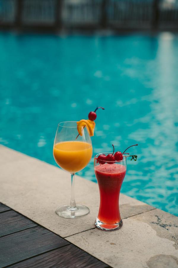 St Giles Gardens Hotel Куала-Лумпур Экстерьер фото A mango lassi (left) and a strawberry lassi (right)